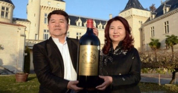 郝琳（左）及其妻子刘湘云（右）事发前完成酒庄的交易。（网上资料图片）