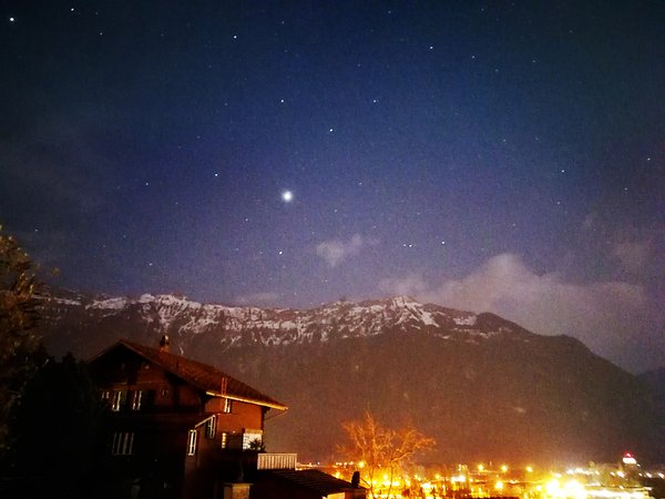 华为P9手机摄得的东升木星与雪山，摄于瑞士。拍摄设置：ISO1600，曝光时间30秒，镜头焦距4mm，f/2.2。（陆维强摄）