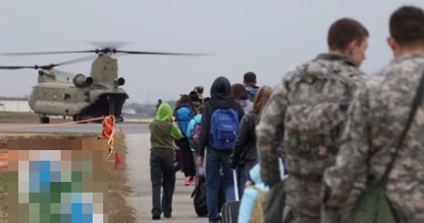 在上次演习中，参加者准备登上直升机。（美国陆军图片）