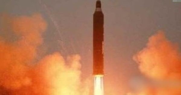 朝鲜上周六试射导弹，升空两分钟即爆炸，当时飞行高度为71公里，有指那是中程弹道导弹KN-17，即新型飞毛腿导弹。（网络图）
