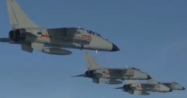 解放军南海舰队航空兵某飞行团在南海进行突防训练。（电视画面）