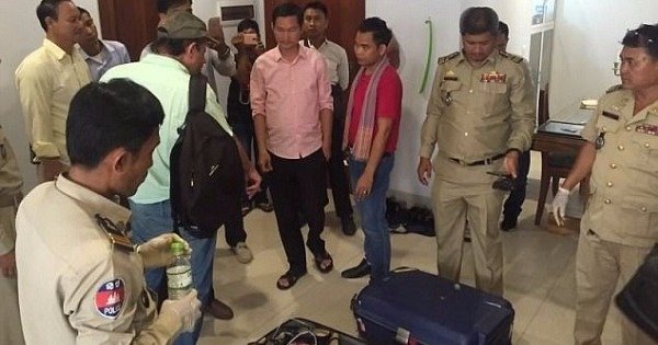 柬埔寨警方从行李箱发现一堆芭比公仔、女童鞋和性玩具。