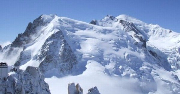 法国阿尔卑斯山发生雪崩。（资料图片）