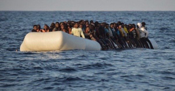 不少难民会乘橡皮艇到欧洲地区。（资料图片）