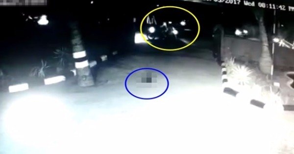 驾摩托车凶徒（黄圈）将苏维丹的首级（蓝圈）丢进警局前空地。（互联网图片）