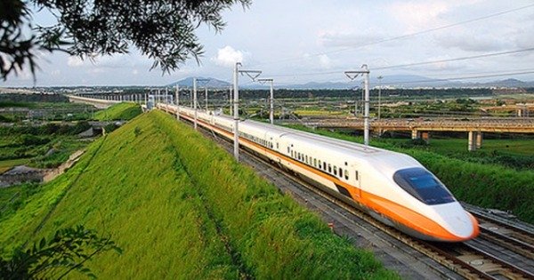台湾高铁有回厂列车因控制员未设定路线而进错轨道。