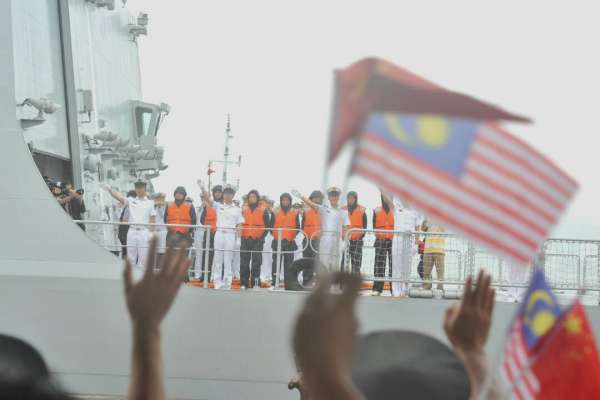 中国海军军舰结束为期4天3夜的友好访问后，周一早上离开槟城。 