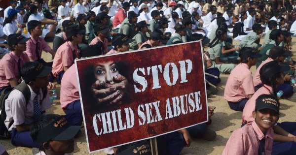 印度一名10岁女童被强奸多次成孕，如今她正等候法院批准其接受堕胎。图为印度一场抗议儿童性侵的集会。