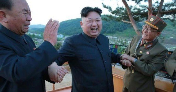 被控是勒索病毒藏镜人，朝鲜反驳指控并称“可笑至极”。中为朝鲜领导人金正恩。（网络图）