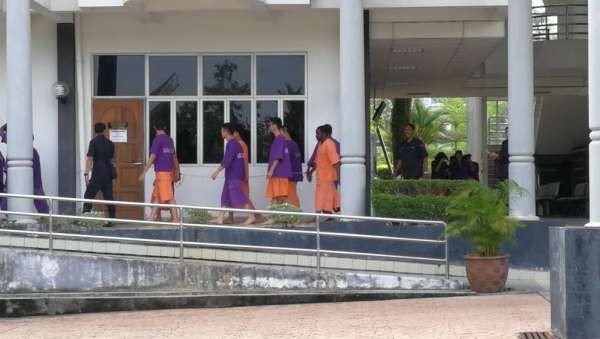 身穿紫色及橙色囚衣的李宗圣与2名助理，周六上午被带上大山脚法庭。
