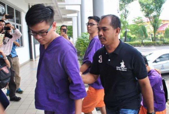 李宗圣与2名助理星期天再度被警方带到大山脚法庭，申请延长扣留令。