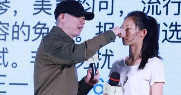 《芳华》女主角苗苗接受导演冯小刚“手动捏鼻”整容鉴定。