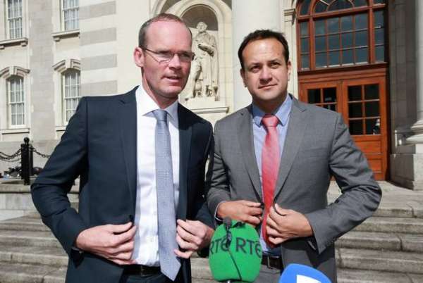 瓦拉德可能战胜科文尼（左）成为爱尔兰执政“统一党”新党魁。