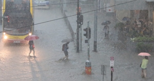 香港星期三早上8时许受大雨突袭，以致马路被水淹，交通严重阻塞。 