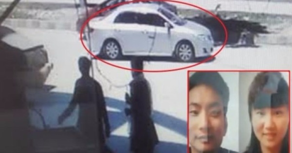 一对中国夫妇（小图）被歹徒挟持登上一辆无车牌的私家车（红圈示）。 