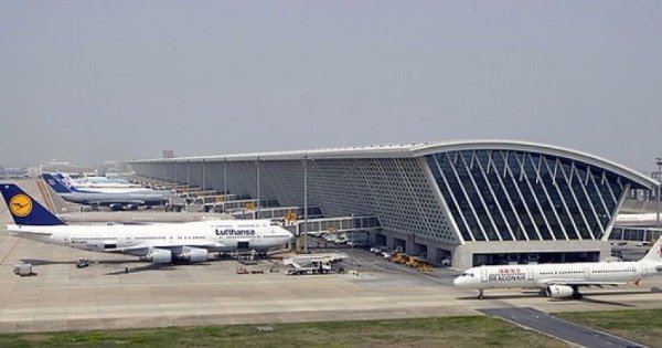 上海浦东机场（图）因连续3个月不达标，被罚半年内停止受理其客运加班、包机和新增航线航班申请。