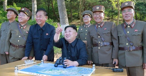 金正植（左二）、李炳哲（左三）和张昌合（右一）都是金正恩所培养的新一代幕僚，他们都让朝鲜的导弹与核武迅速发展。（路透社）