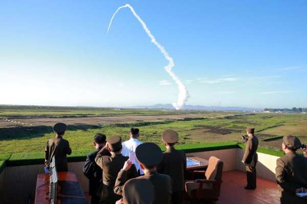 在军方幕僚陪同下，金正恩视察了国防科学院安排的新型防空导弹系统测试。（路透社） 