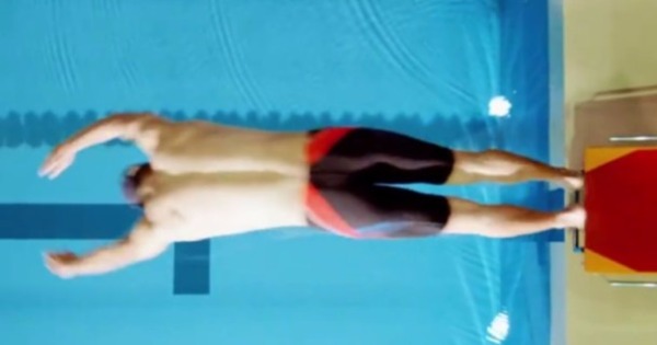 世大运宣传片“Taipei in Motion”中演出游泳一幕的运动员被爆专项为篮球。（网上图片）