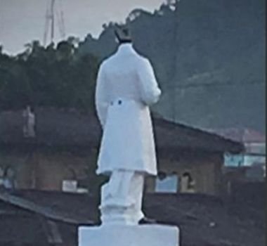 菲律宾民族英雄黎萨的雕像惨遭“斩首”。