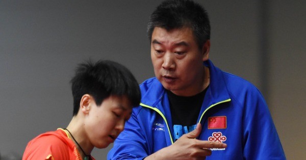 木子在场边接受教练李隼（右）的指导。