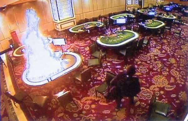 枪手在赌桌上纵火。