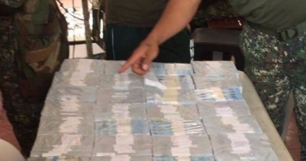 军方在地下室发现大批钞票。（互联网图片）