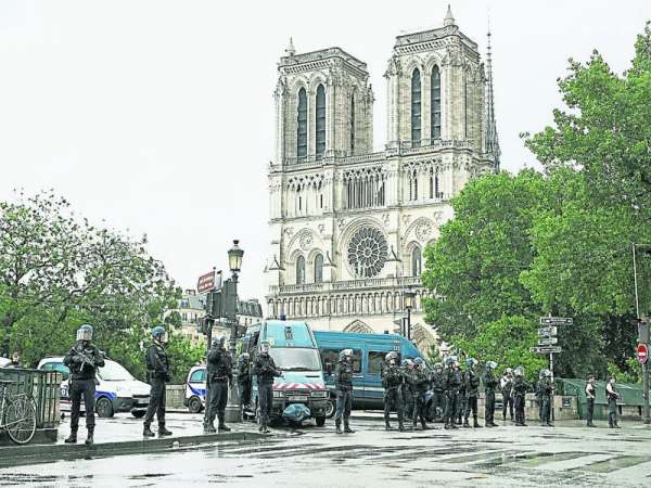 巴黎市中心旅游景点圣母院大教堂外，一名男子星期二企图攻击警察时遭击伤，送进医院。警方派出大批警察在圣母院外驻守。（欧新社）