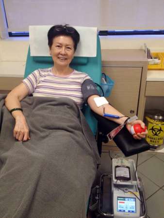 70岁的吕女士在第100次捐血时拍照留念。（图／受访者提供） 