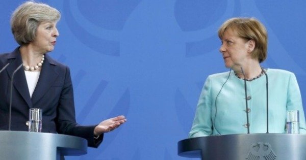 特蕾莎梅（左）和默克尔（右）同意，两三周内展开脱欧谈判。（互联网图片）