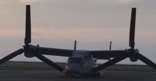 美军一架鱼鹰运输机，昨晚急降鹿儿岛奄美机场。（互联网图片）