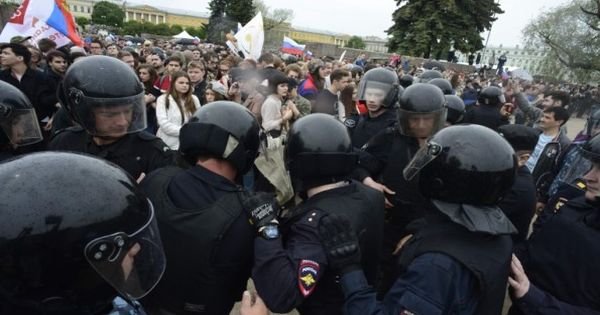 警方与示威者对峙。