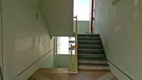 10楼的楼梯口仍可见白漆盖过的痕迹。 