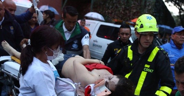 波哥大有商场发生爆炸，至少3死11伤。图为一名伤者送院急救。（互联网图片）
