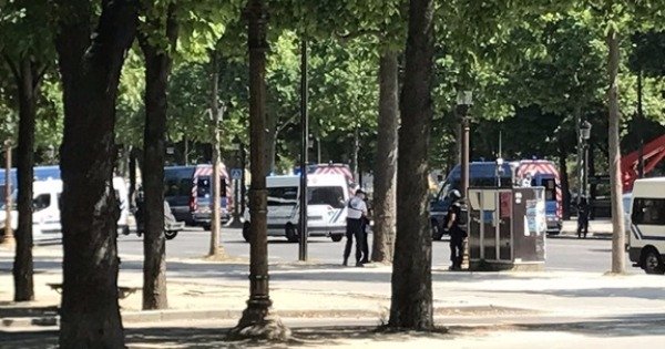 巴黎香榭丽舍大道汽车撞警车传爆炸。（互联网图片）