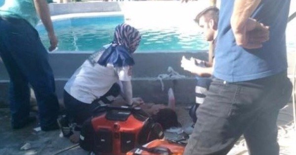 救护员在试图拯救一条生命。（互联网图片）