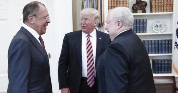 基斯利亚克（右）曾与俄罗斯外长拉夫罗夫（左）及特朗普会面。（资料图片）