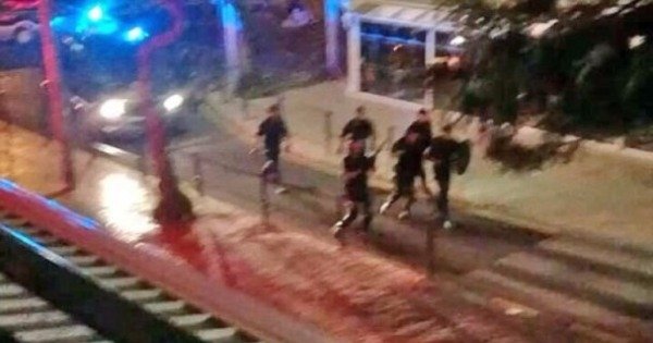 大批英国游客在葡萄牙酿成骚动，当局出动多名警员。（互联网图片）
