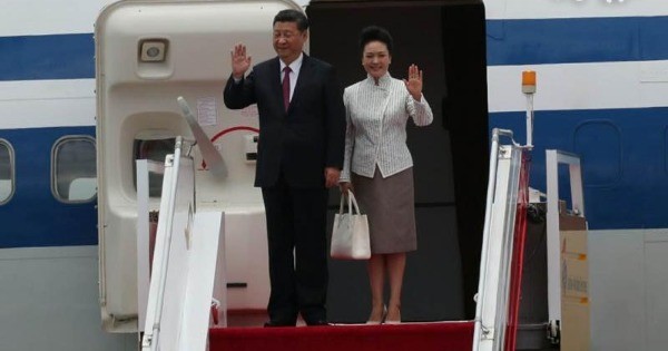 习近平与夫人彭丽媛周四中午近12时乘搭专机抵达香港。（取自明报）