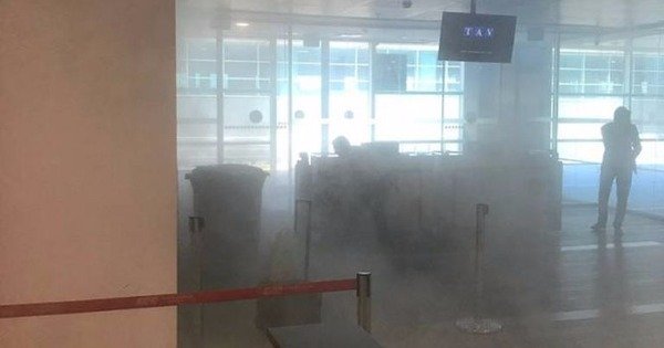 充电器着火，造成阿塔图尔克机场710号登机闸门处烟雾四散（网上照片）