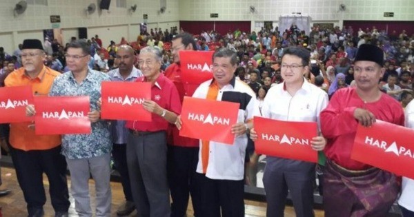 马哈迪与希盟领袖展示新标志，呼吁选民投希盟，左二为赛夫丁，右二起为刘镇东与莫哈末沙布。 