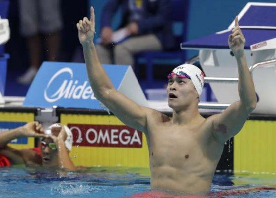 中国名将孙杨在世界游泳锦标赛400米自由泳，完成3连冠后，振臂欢庆。 