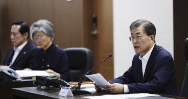 韩国总统文在寅凌晨紧急召开国家安全会议。（美联社）
