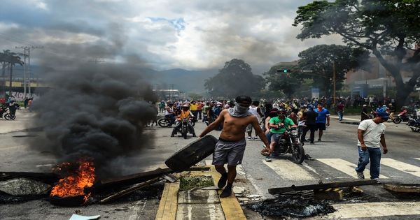 反政府示威者在街头设置的路障着火燃烧，升起阵阵黑烟。（美联社图片）