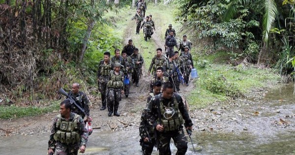 菲律宾大批武装人员之前曾追剿阿布萨亚夫武装分子。（档案照）