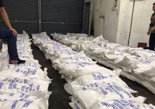 关税局在废置工厂起获市价1055万令吉装在麻包袋的冰毒。（关税局图片）