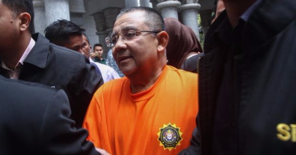 依沙身穿反贪会的橙色T 恤抵达布城推事庭。