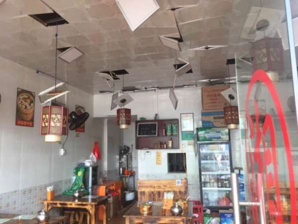 附近一家快餐店的天花板被震掉。（网上图片）