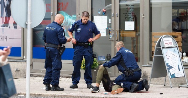 芬兰西南部图尔库市星期五发生恐怖袭击案，嫌犯倒在地上，被警察制伏。（路透社）
