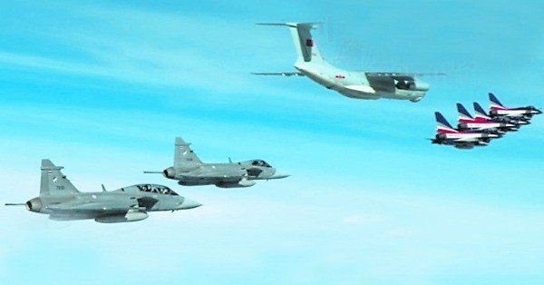 2015年中国歼10战机过境泰国时，泰方曾派出鹰狮战机伴飞。